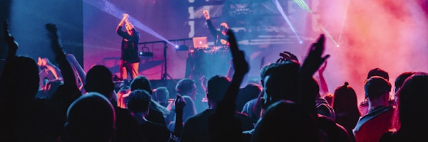 一群球迷在酒吧内欢呼庆祝，气氛热烈充满激情