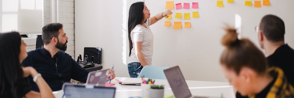 必一运动团队在现代化办公室内协作讨论的工作场景