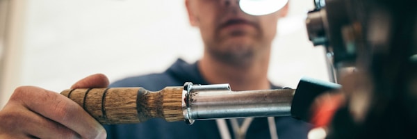 现代体育场馆内部宏伟全景，观众席与赛场灯光璀璨