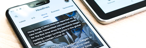 体育记者在新闻发布厅进行实时报道的工作场景